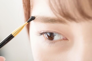 眉が衣装的な芸能人といえば…（oka/stock.adobe.com）※画像はイメージ