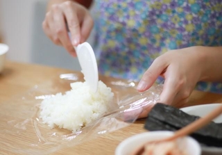 ホイルでおにぎりを作るときは、ラップやおにぎり型で握ってから包もう※画像はイメージです（yamasan/stock.adobe.com）