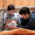 寅子（伊藤沙莉）はたったひとりの女性弁護士として孤軍奮闘する一方で、優三（仲野太賀）との子どもを授かる　(C)NHK