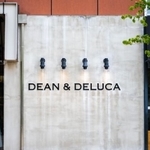 DEAN＆DELUCAの看板　※写真はイメージ（yu_photo/stock.adobe.com）