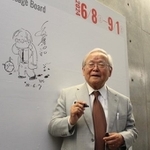 来館記念のイラストを描いた安彦良和さん＝兵庫県立美術館（2024年6月7日）