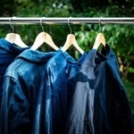 デニムや藍染めなど、濃い色の服は、色移りさせてしまうのではないかと気になりますね…対処法・予防法は？　※写真はイメージ(PhotoAC)