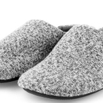 避難生活で不足しがちなスリッパ※画像はイメージです（vadarshop/stock.adobe.com）