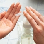 アルコール消毒、最近適当になっているかも…※画像はイメージです(Photo AC)