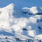 冬の時期になると発生しやすい「雪崩」※画像はイメージです（Audrey/stock.adobe.com）