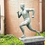 疾走しながら街を見守るタカハシ君（フェアープレイ像）／提供