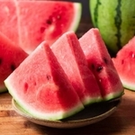 「スイカ」は食べる日に購入するのがベスト！※画像はイメージです（zhikun sun/stock.adobe.com）