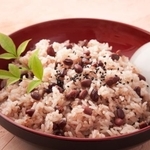 一般的な赤飯のイメージはこうだけど…福島の葬式では「白い赤飯」が振舞われる！？※画像はイメージです（ykokamoto/stock.adobe.com）