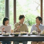 草刈正雄さん（中央）らとCMに出演した武田真一さん（右）（養命酒製造提供）