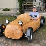 完成した「木製カー」に乗る古島さん（古島さん提供、以下同）