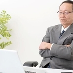 定年後の再雇用では給与が大きく下がってしまうケースも…　※画像はイメージです（naka/stock.adobe.com）