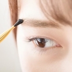 眉が衣装的な芸能人といえば…（oka/stock.adobe.com）※画像はイメージ