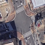 道路に対し斜めに設置された鋭角横断歩道（日進市赤池町赤池駅南交差点）　（C）Google