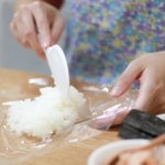 ホイルでおにぎりを作るときは、ラップやおにぎり型で握ってから包もう※画像はイメージです（yamasan/stock.adobe.com）