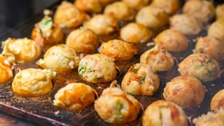 たこ焼きには地域によってキャベツを入れる場合があります　※画像はイメージです（naka/stock.adobe.com）