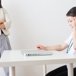 マタニティハラスメントをされた相手は「女性」が6割強　※画像はイメージです（milatas/stock.adobe.com）
