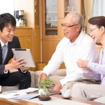 保険業界の平均年収ランキング1位は？　※画像はイメージです（Paylessimages/stock.adobe.com）