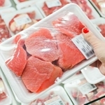 お肉は買ってきたパックのまま冷凍しても良いの？※画像はイメージです（petunyia/stock.adobe.com）