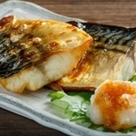 そのままでもおいしいサバの塩焼き…でもたまには味変したい… ※画像はイメージです（gontabunta/stock.adobe.com）