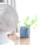 サーキュレーターで快適に過ごす※画像はイメージです(nfuru/stock.adobe.com)