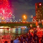 鳳神輿講の船から見た花火。手前の橋は源八橋、人でいっぱいです。右手に見えるのがOAPタワー。左手の桜之宮公園から花火が上がっています