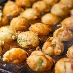 たこ焼きには地域によってキャベツを入れる場合があります　※画像はイメージです（naka/stock.adobe.com）