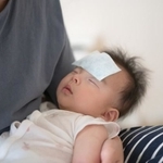 赤ちゃんの熱中症対策に冷却ジェルシートは有効？（YUTO PHOTOGRAPHER/stock.adobe.com）※画像はイメージ