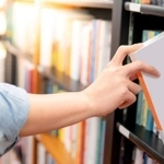 窃盗罪にならない？デジタル万引きに困る書店が増加しています　※画像はイメージです（zephyr_p/stock.adobe.com）