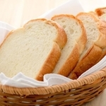 食べ物への異物混入を発見した場合、慰謝料請求はできるの？　※画像はイメージです（K/stock.adobe.com）