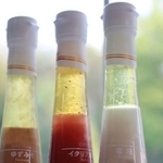 油と調味液の層が分かれているタイプの「分離液状ドレッシング」※画像はイメージです（Paylessimages/stock.adobe.com）