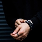 偉いおじさんがよくつけてる数珠！？（Roman/stock.adobe.com）※画像はイメージです