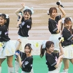「うまうまきゅん！」の決めポーズをする「UMATENA」（６月３０日、佐賀競馬場 ）