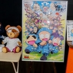 サイン色紙や登場キャラクターを模したぬいぐるみが（撮影：関西キネマ倶楽部）