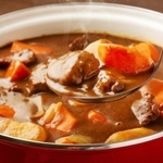 「カレー」にこんにゃくを入れるのもおすすめ！※画像はイメージです（sasazawa/stock.adobe.com）