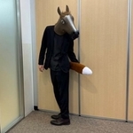 しっぽという個性も加わった担当者 ※わかさ生活広報担当者提供