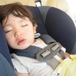 「寝ているから」「ちょっとだけだから」子どもを車内に残すのは危険です！※画像はイメージです（PhotoAC）