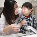 昭和の子育て世帯に比べ、水道水を「煮沸」して飲む子どものが約3倍に増加　※画像はイメージです（yamasan/stock.adobe.com）