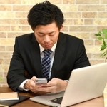 仕事中にゲームしても許されている社内ニートとは…　※画像はイメージです（koumaru/stock.adobe.com）