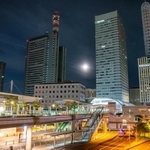 さいたま新都心駅の夜景（photoAC）