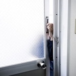 長期休暇の旅行中は空き巣の危険が迫る…　※画像はイメージです（ah/stock.adobe.com）