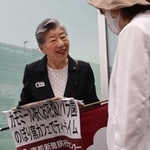 ツアーの参加者に笑顔で対応する井上さん（５月３１日、京都市南区・京都駅南口）