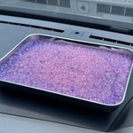 吸湿時はピンク色のシリカゲルだが、炎天下の車中に置いておくと…（いずれも提供写真）