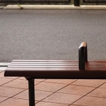 寝転がれないよう手すりがついたベンチが、さらに…（提供）