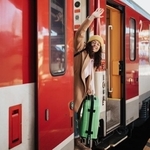電車のドアが閉まるのを妨害するのは…　※画像はイメージです（beeboys/stock.adobe.com）