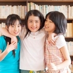 娘が3人グループで遊んでいると不安？　※画像はイメージです（paylessimages/stock.adobe.com）