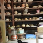 窯のひんやりした床でくつろぐ