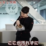 靴は「シャワーキャップ」を使うと衛生的／提供：JAL公式YouTubeチャンネル「JAL、サブチャンネルはじめました。」（@JAL-sub）