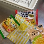 ファミマの40%増量ファミチキと悪魔の具材たち（提供：パフェ屋の店長 ダイチ🍓さん）