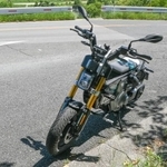 車体のスリムさがよくわかる。タイヤは標準でミシュランのシティグリップ2