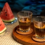 縁側でスイカと麦茶で夕涼み（kai/stock.adobe.com）